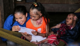 Cảm động tấm chân tình của Hoa hậu Phạm Hương đến với đồng bào vùng lũ